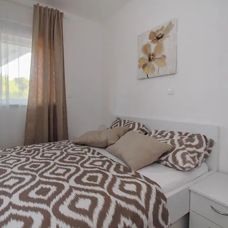 Apartment Amazing In Okrug Gornji Trogir