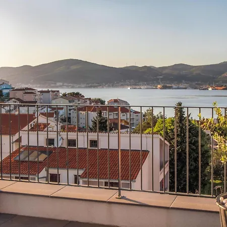 Apartment Amazing In Okrug Gornji