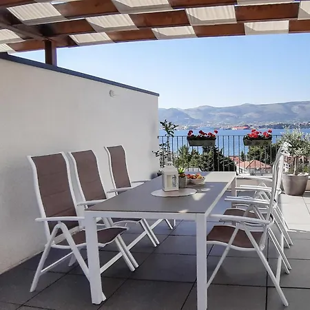 Apartment Amazing In Okrug Gornji